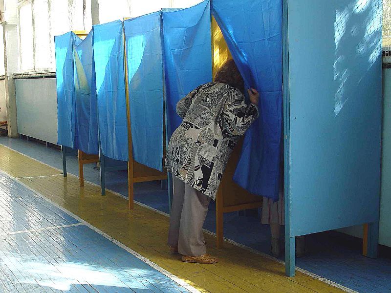 МВД напомнило украинцам, чем нельзя заниматься в кабинках для голосования
