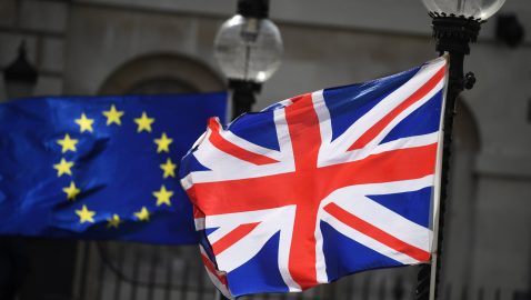 Парламент Британии проголосовал за перенос Brexit
