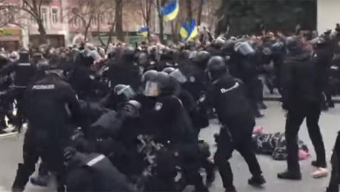 Видео: Нападения на протестующих на митинге Порошенко в Полтаве