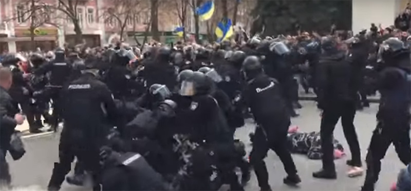 Видео: Нападения на протестующих на митинге Порошенко в Полтаве