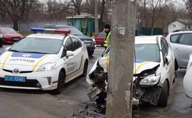 В Киеве патрульный Prius въехал в столб