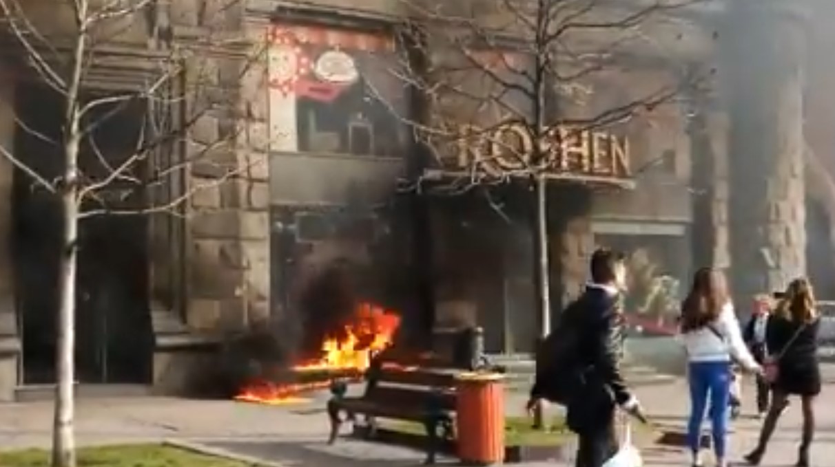 На Крещатике загорелся магазин Roshen (видео)