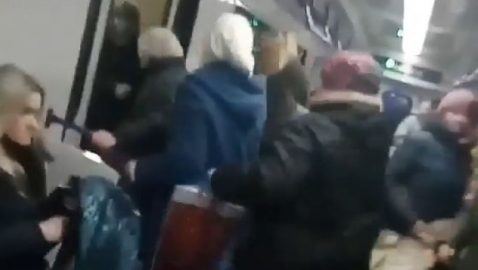 В харьковском метро подрались с попрошайкой «Актрисой»