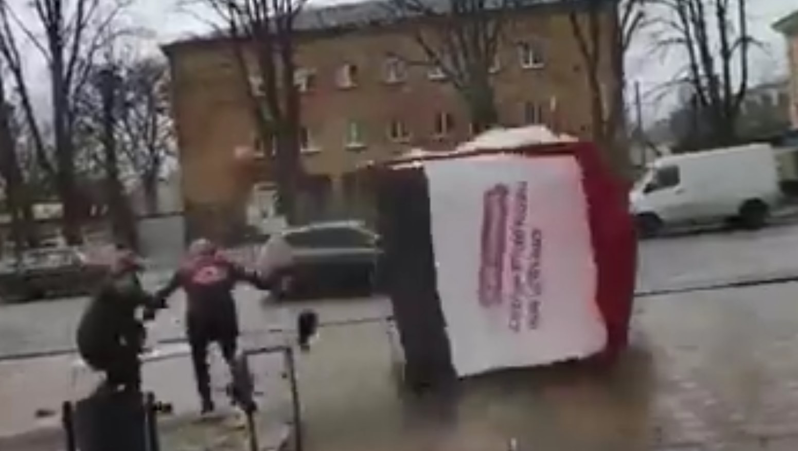 Видео: Ветер снес агитационную палатку Порошенко