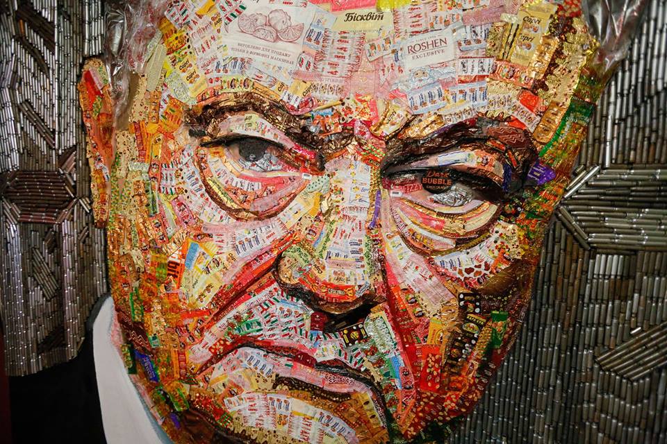В Киеве создали портрет Порошенко из гильз и оберток Roshen 
