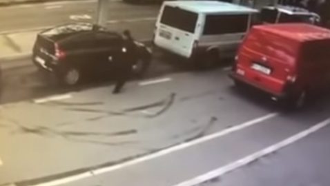 Появилось видео, как украинские пограничники пропускают автомобиль с героином