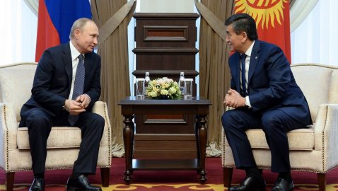 Президент Киргизии подарил Путину скакуна и щенка