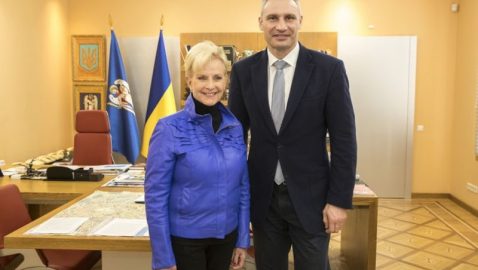 Вдова Маккейна прибыла в Украину наблюдать за выборами