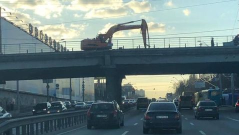 В Киеве начали разбирать Шулявский мост