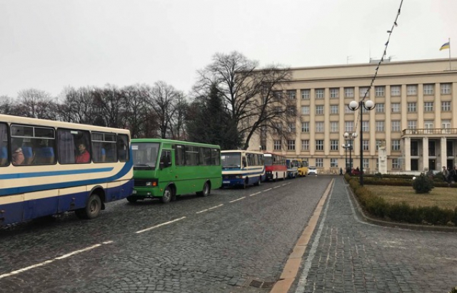 Перед визитом Порошенко на Закарпатье заметили автобусы с бюджетниками