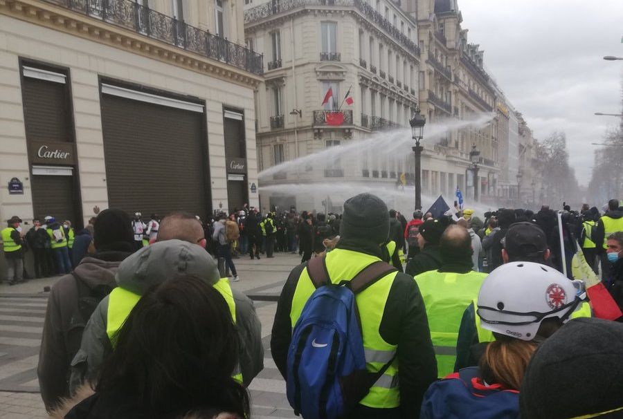 В Париже арестовали более 60 участников акции «желтых жилетов»