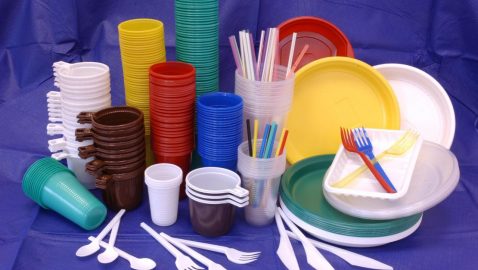 В ЕС запретят одноразовую пластиковую посуду