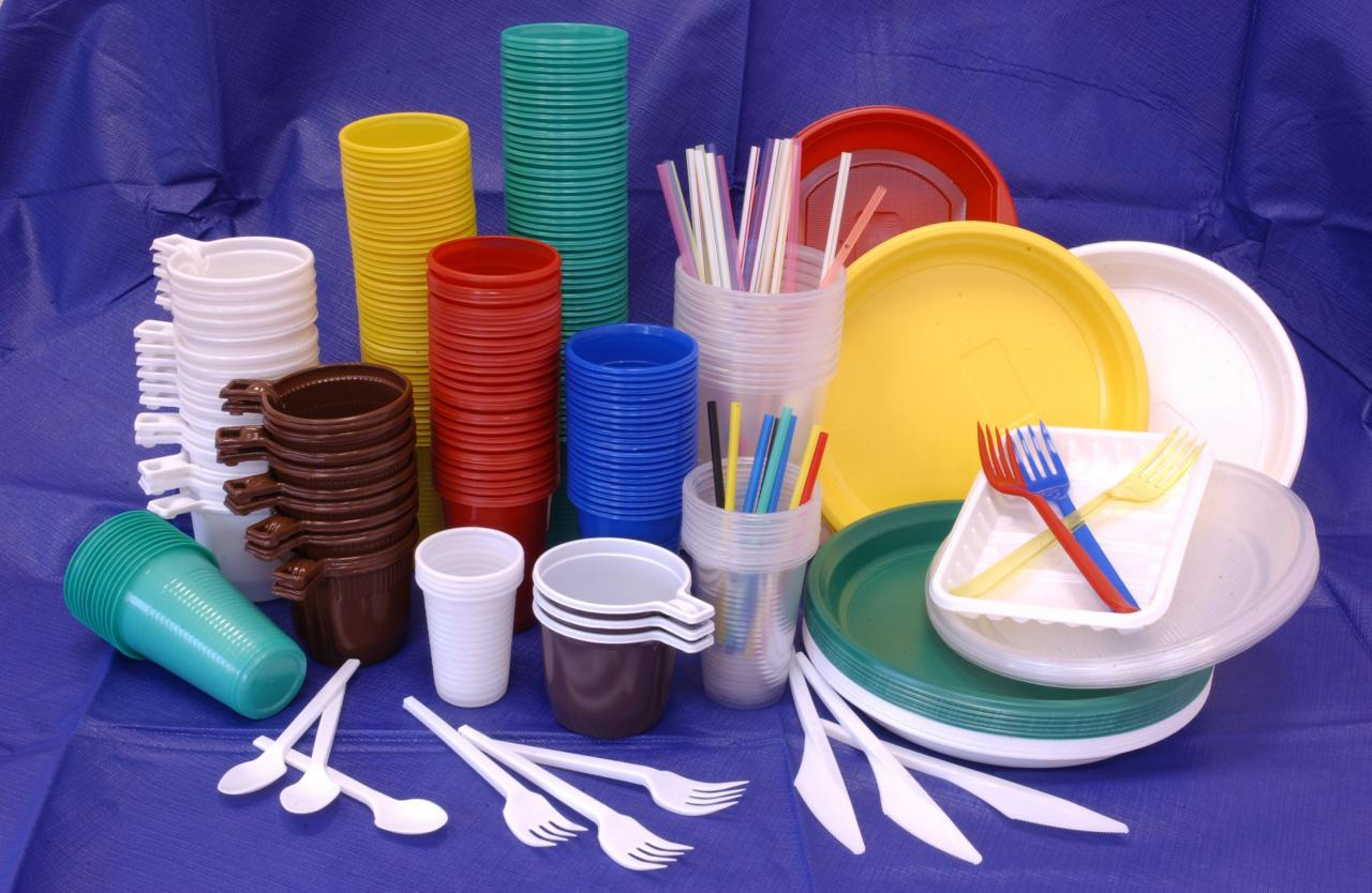 В ЕС запретят одноразовую пластиковую посуду