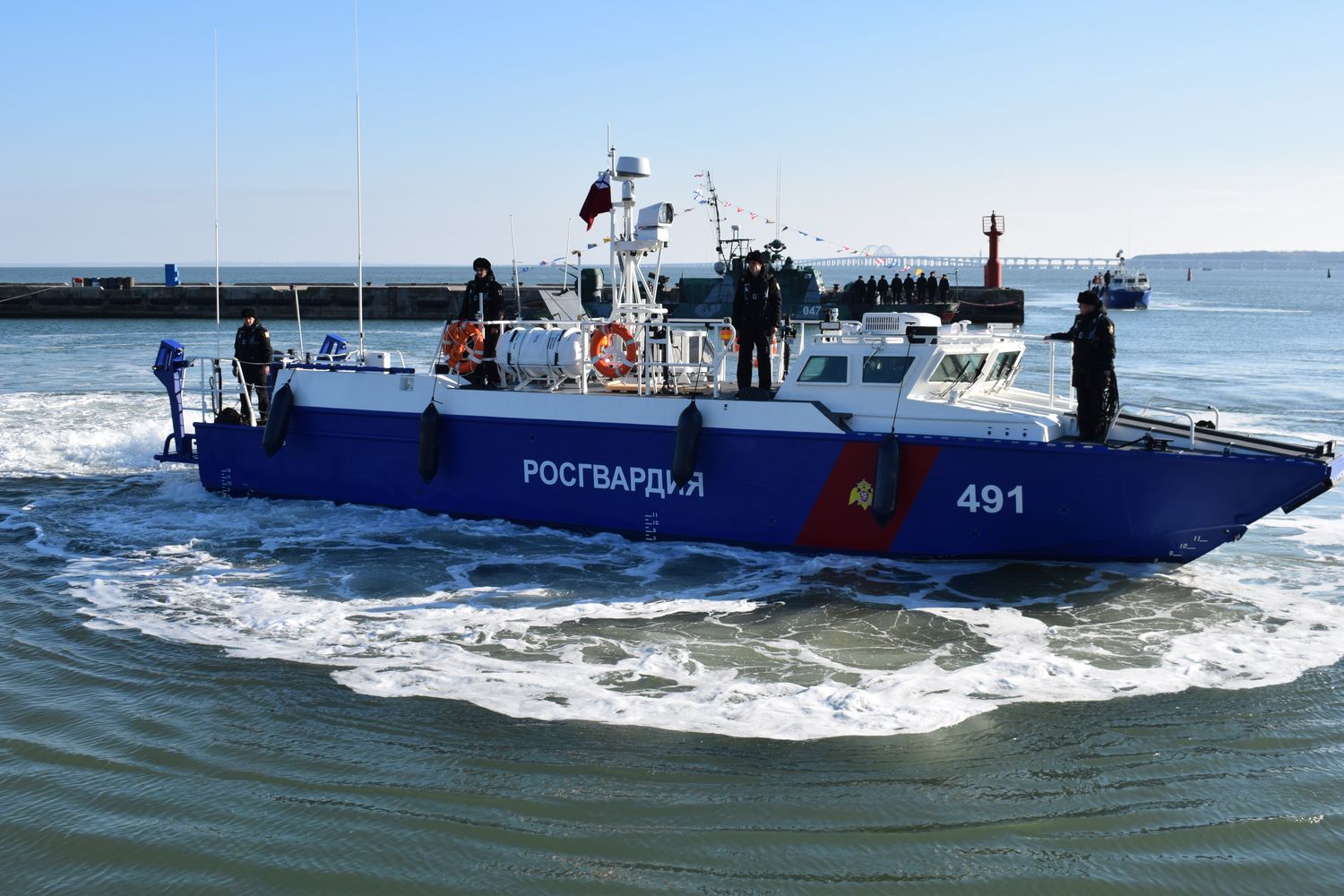 Росгвардия начала патрулировать акваторию Крымского моста