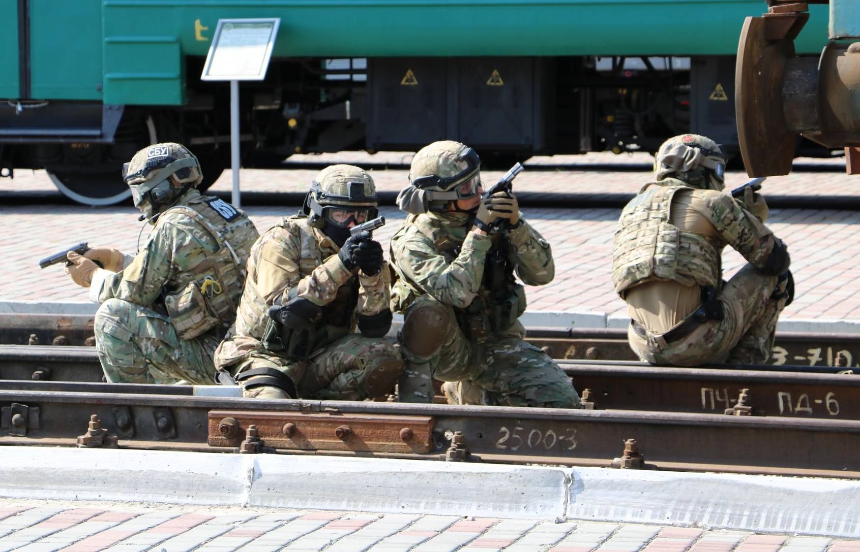 Улицы и вокзалы Украины начал патрулировать спецназ СБУ