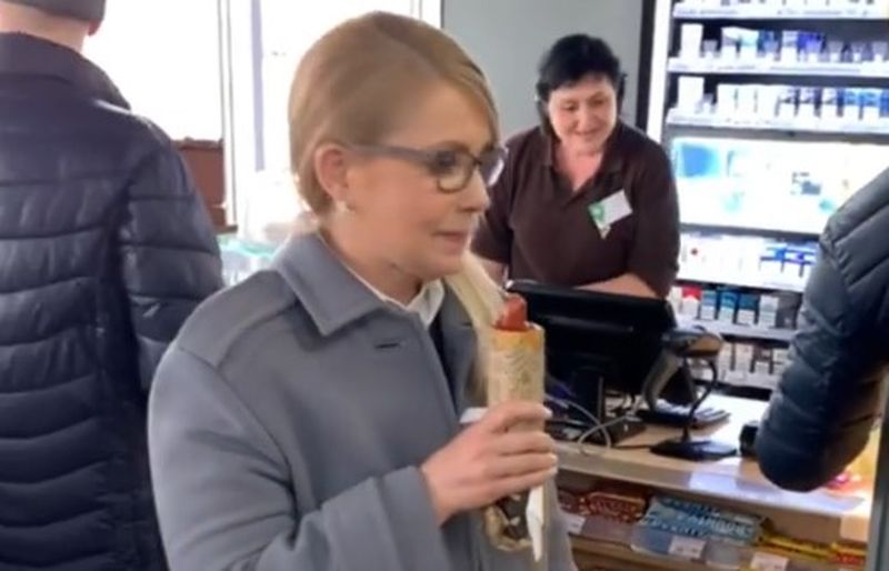 Тимошенко показала, как покупала хот-дог на заправке