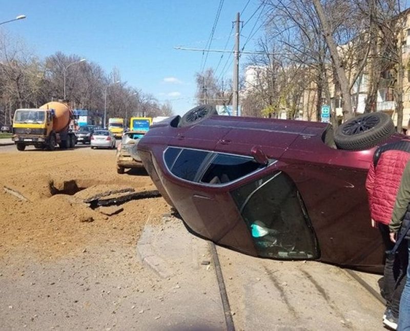 Подземный взрыв в Одессе подбросил и перевернул машину (видео)