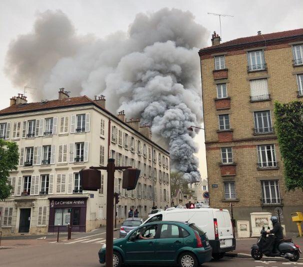 В районе Версаля начался пожар