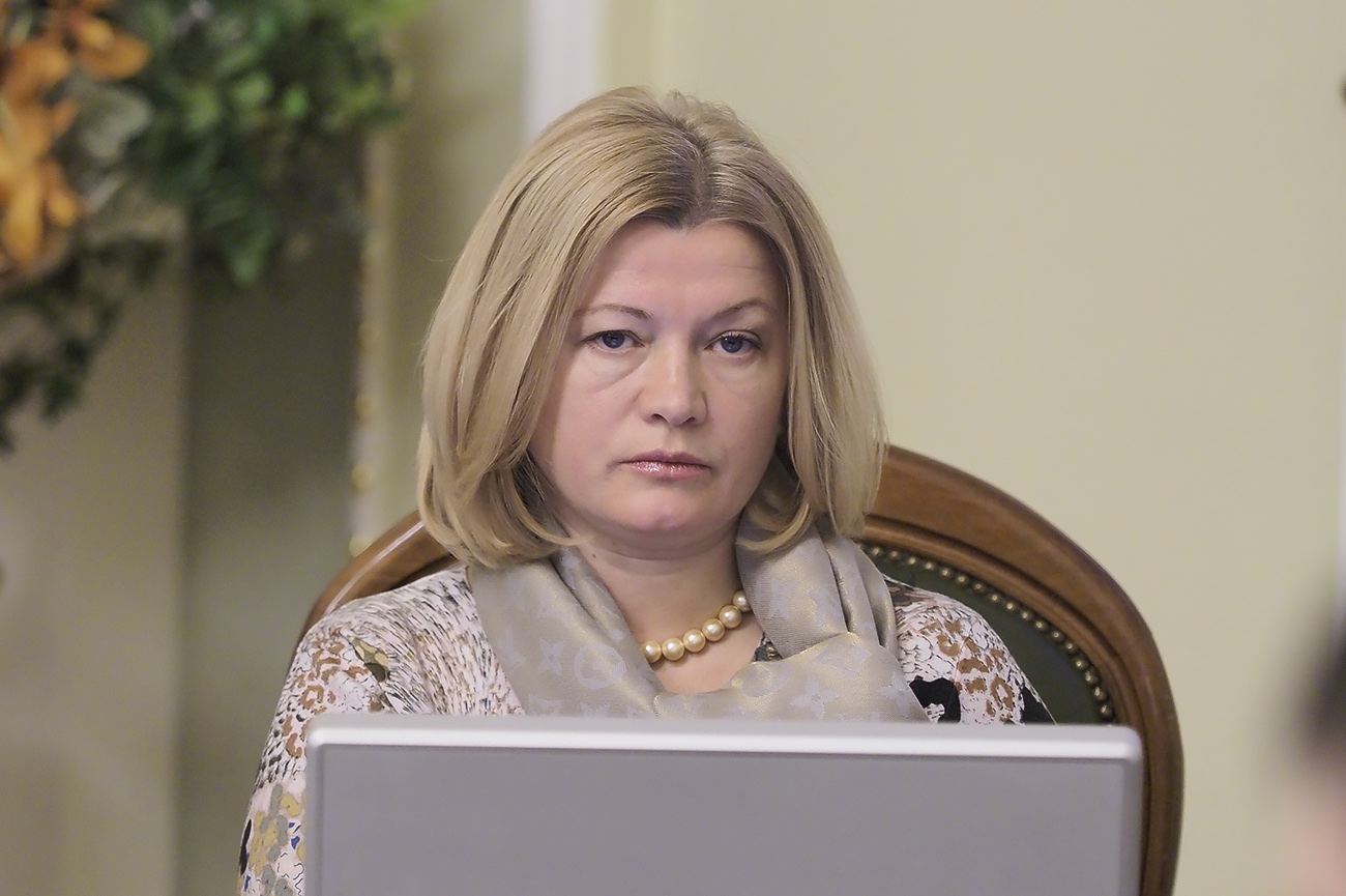 Появилось видео, как Геращенко побежала становиться на колени на дебатах