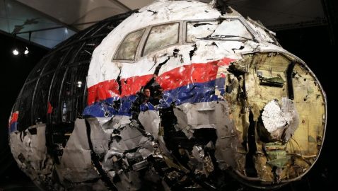 Семья погибшего при крушении MH17 американца подала в суд на Сбербанк и ВТБ