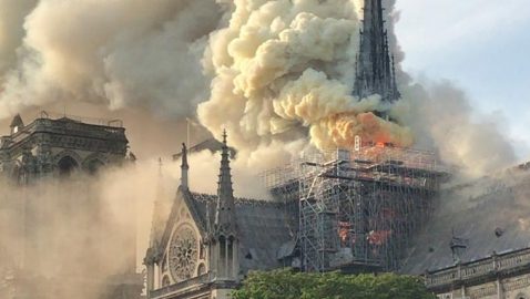 Загорелся Собор Парижской Богоматери