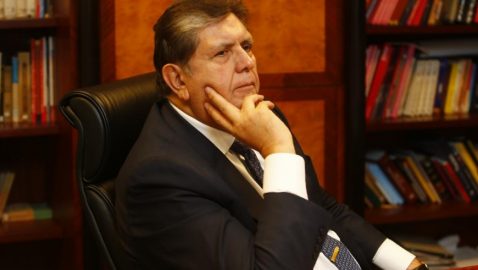 Экс-президент Перу пытался застрелиться