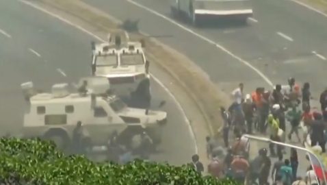 В Венесуэле бронеавтомобиль въехал в толпу протестующих, бросавших камни