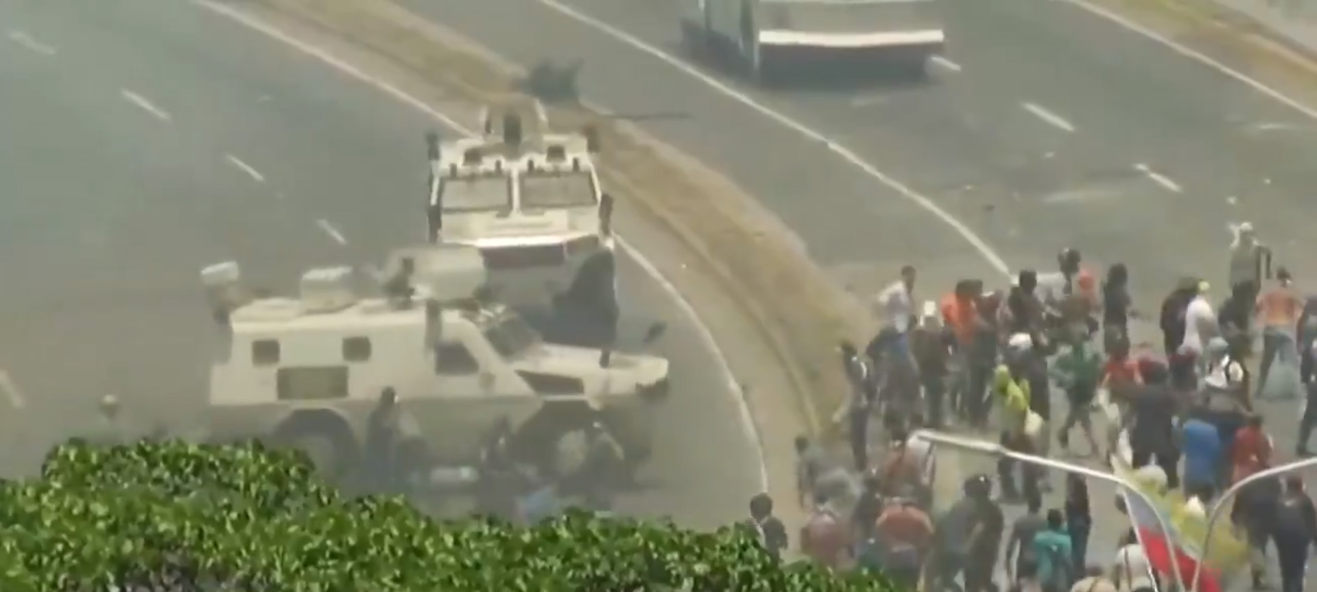 В Венесуэле бронеавтомобиль въехал в толпу протестующих, бросавших камни