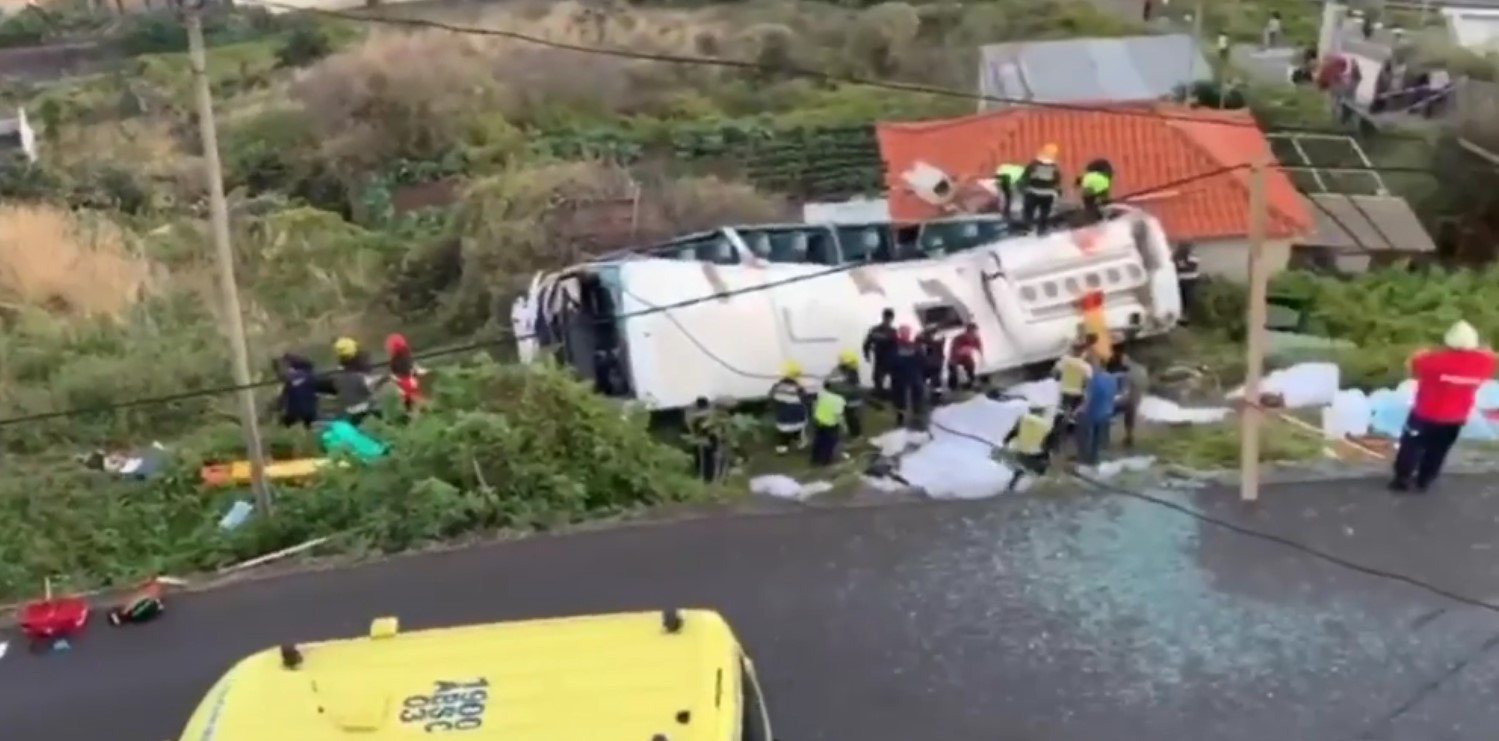 На Мадейре перевернулся автобус с туристами: около 30 жертв