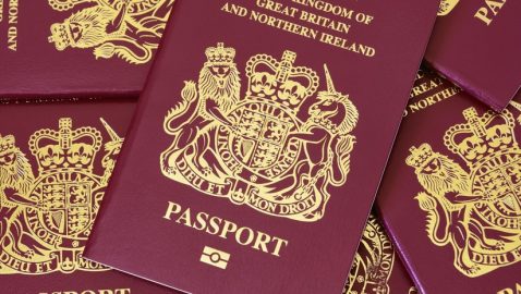 В Британии начали выпускать паспорта без надписи «Евросоюз»