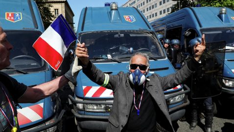 В Париже полицейских забросали кирпичами и самокатами