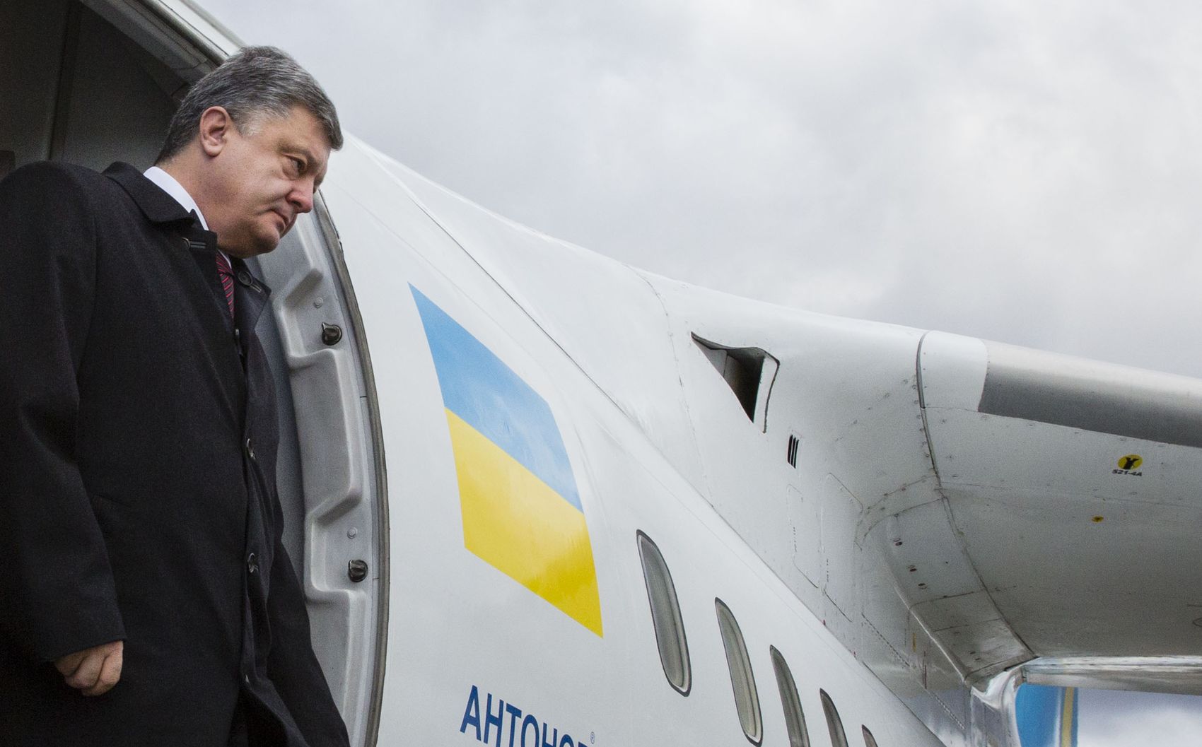 Окружной админсуд получил иск о запрете Порошенко выезжать за границу