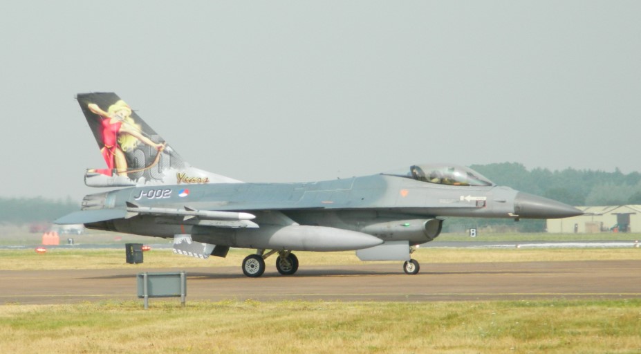 В Нидерландах истребитель F-16 подстрелил сам себя на учениях