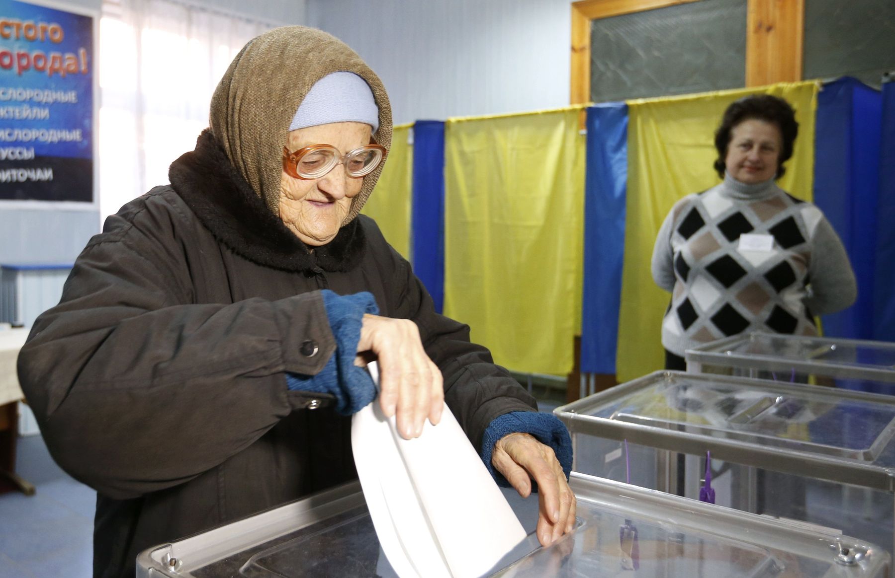 Опубликованы последние перед выборами рейтинги Зеленского и Порошенко