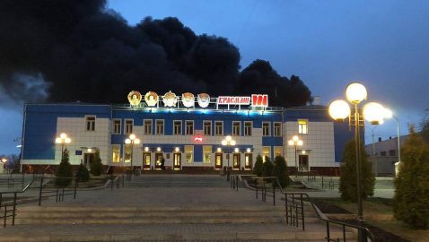 В горящем корпусе оборонного завода в Красноярске обрушилась кровля