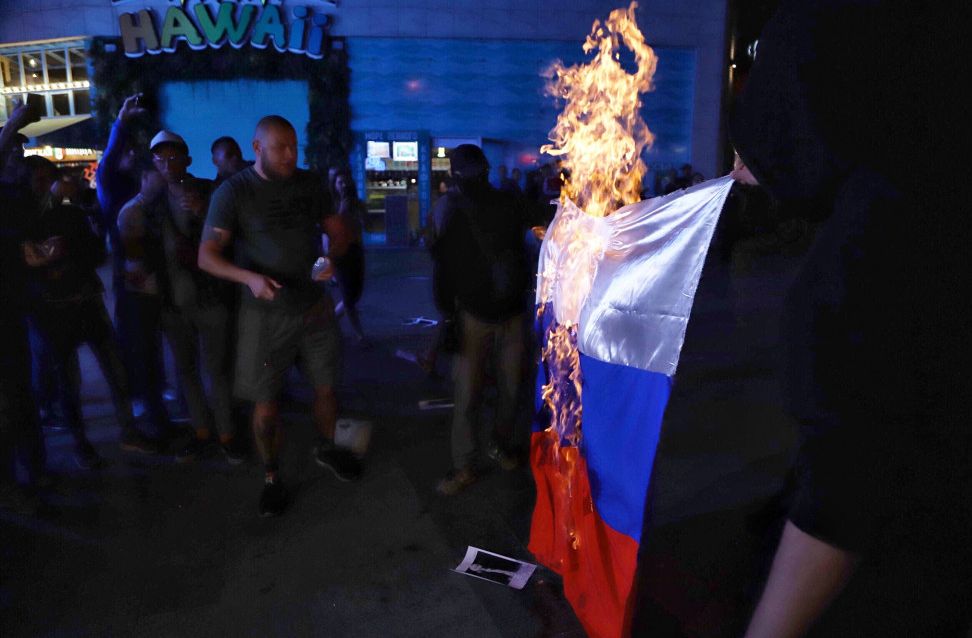 В Одессе на митинге против концерта Темниковой сожгли российский флаг