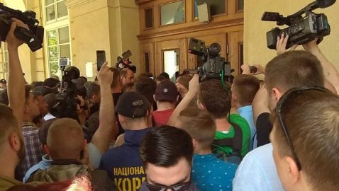 Во Львове протестующие выломали двери горсовета