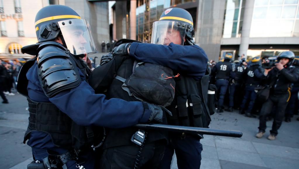 Беспорядки в Париже: полиция применила спецсредства