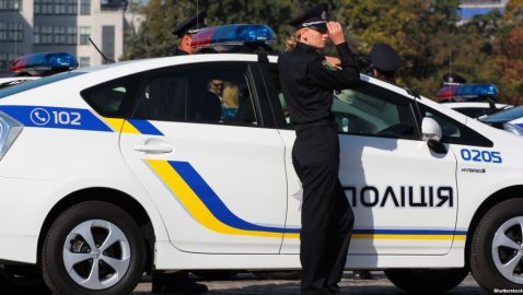 Киевская полиция вывела из толпы пенсионерку с красной звездой на пилотке