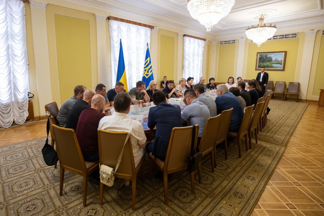 Зеленский встретился с родственниками украинцев, удерживаемых в России, Крыму и «Л/ДНР»