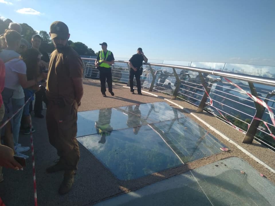 Полиция проверяет, почему в Киеве треснуло стекло на мосту