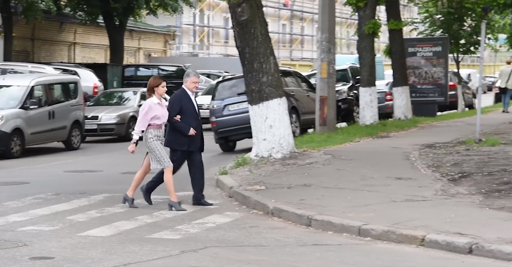 Бирюков показал ролик с Порошенко, гуляющим без охраны