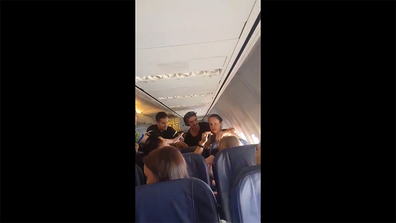 Пассажирка устроила дебош на самолете Барселона-Киев