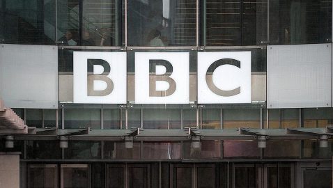 BBC уволила ведущего за твит о сыне принца Гарри и Меган Маркл