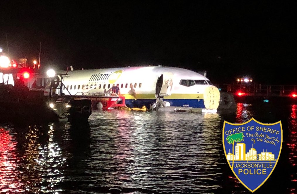 В США скатился в реку пассажирский Boeing 737