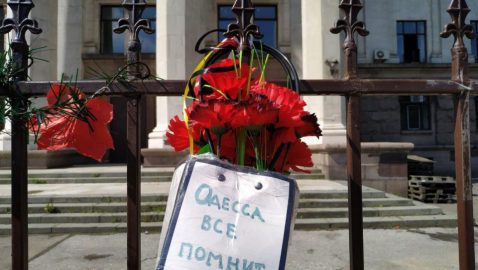 На Куликовом поле в Одессе сожгли памятные таблички и цветы