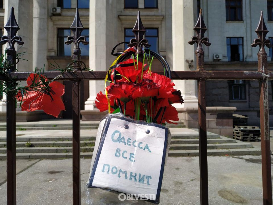 На Куликовом поле в Одессе сожгли памятные таблички и цветы