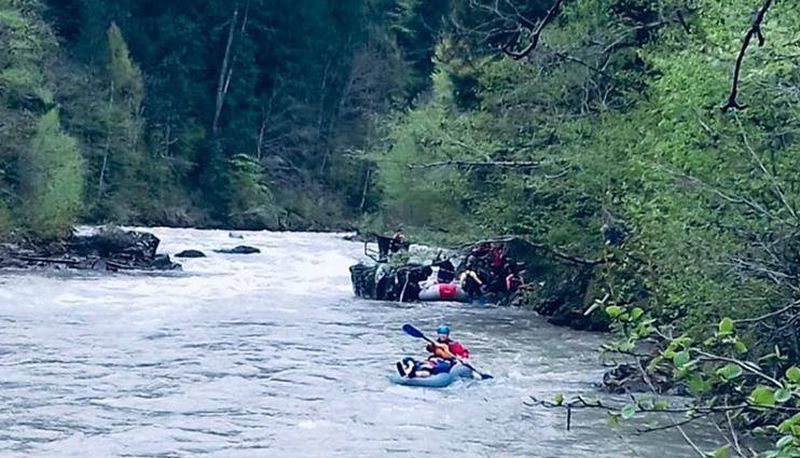 Спасатели нашли всех туристов, сорвавшихся в реку на Прикарпатье