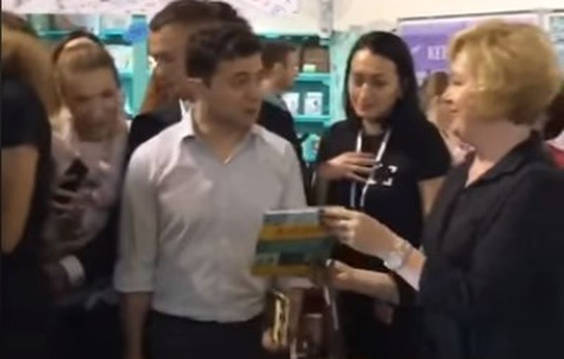 Зеленскому подарили книгу «Политика для начинающих»