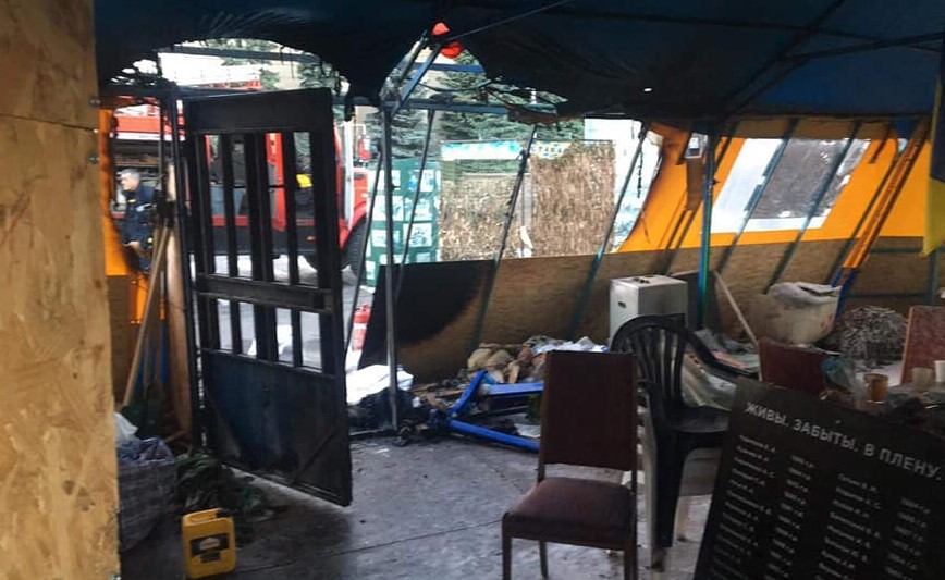 В центре Харькова подожгли палатку «Все для перемоги»